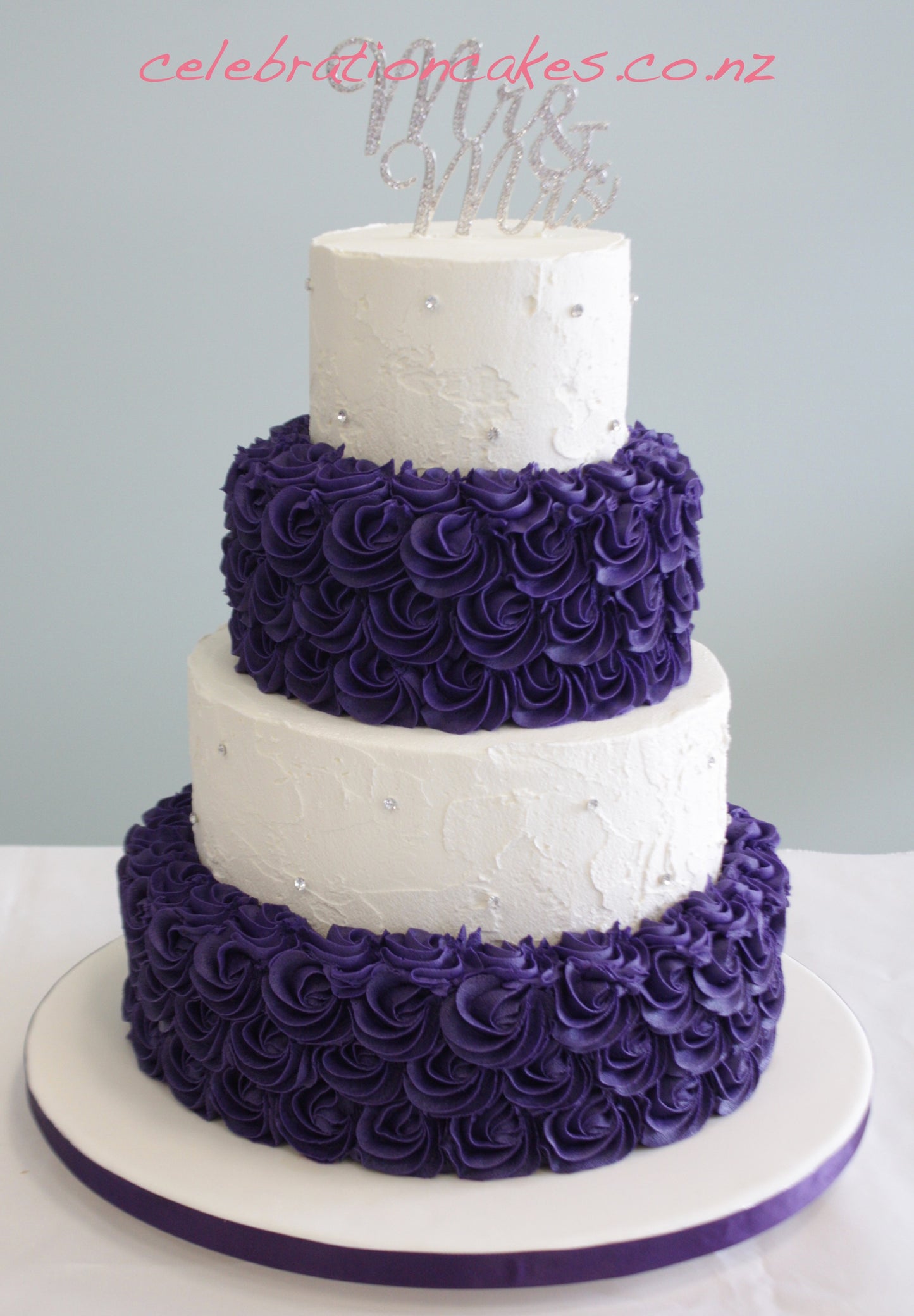 Load image into Gallery viewer, 4 t purp rosettes , cake
